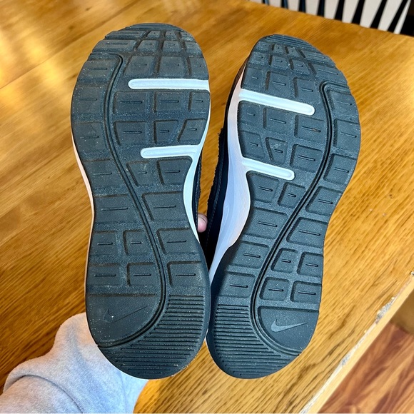 ⭐️ Nike Air Max AP Ladies Trainers Size 6 Black and White - Picture 7 of 9